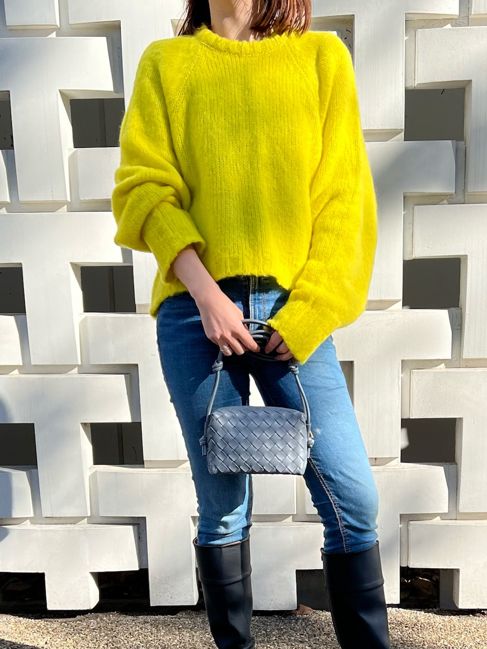 イエロー系のニット/セーターを着用したレディースの冬コーディネートの1枚目の写真