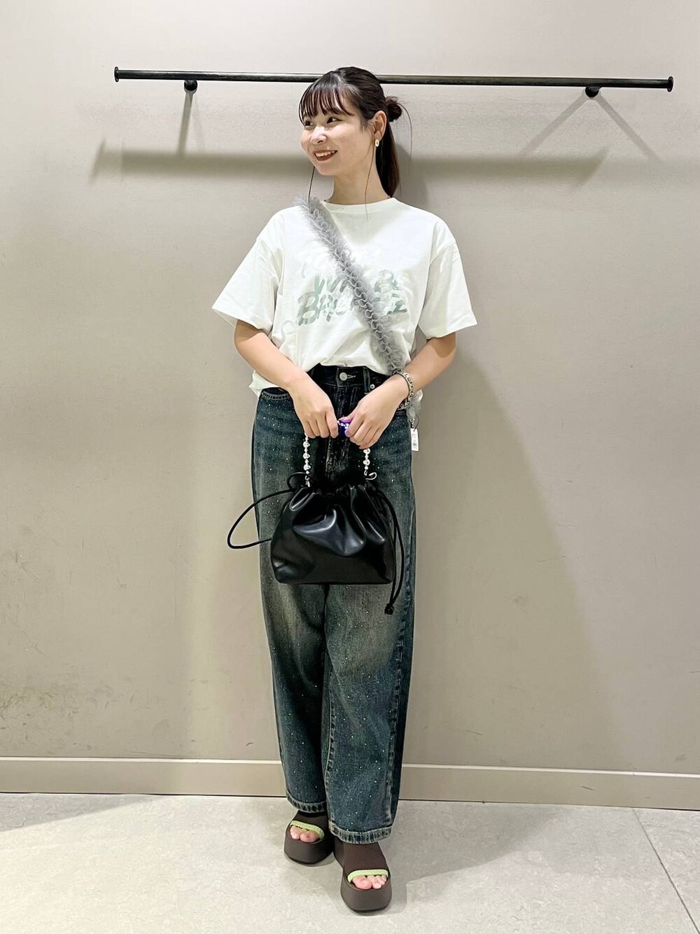 「差し色コーデ、アウトドア、体型カバー、ローリーズスタイル_LOWRYS FARM」｜「LOWRYS FARMのカンドウフィットニットサンダル　106314（サンダル、ブラウン系）」を使った、sakiさん（レディース・157cm）の夏コーディネートの1枚目の写真