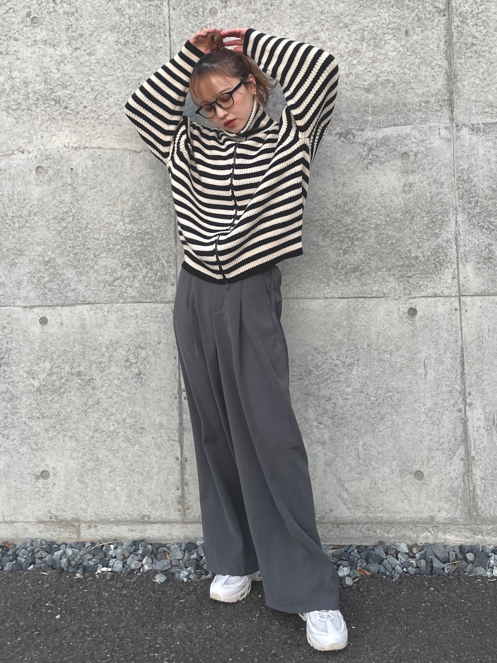「ボーダー、グレーパンツ、伊達メガネ、NIKE、LOWRYS FARM」｜「LOWRYS FARMのアゼＺＩＰニット　294843（ニット/セーター、その他）」を使った、hpi29さん（レディース・159cm）の冬コーディネートの1枚目の写真