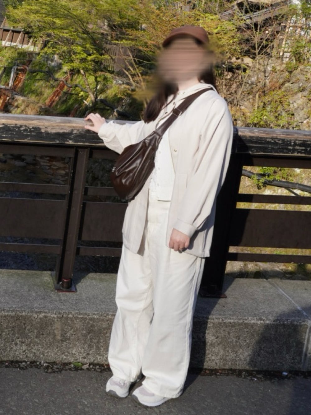 「お出かけコーデ、休日スタイル、シンプルコーデ、春服、パンツコーデ、デニムコーデ、ワイドデニム、低身長女子、春コーデ、アウトドアスタイル」｜「UNIQLOのアイテム（デニムパンツ、ホワイト系）」を使った、猫味さん（骨格ウェーブ・レディース・155cm）の春コーディネートの1枚目の写真