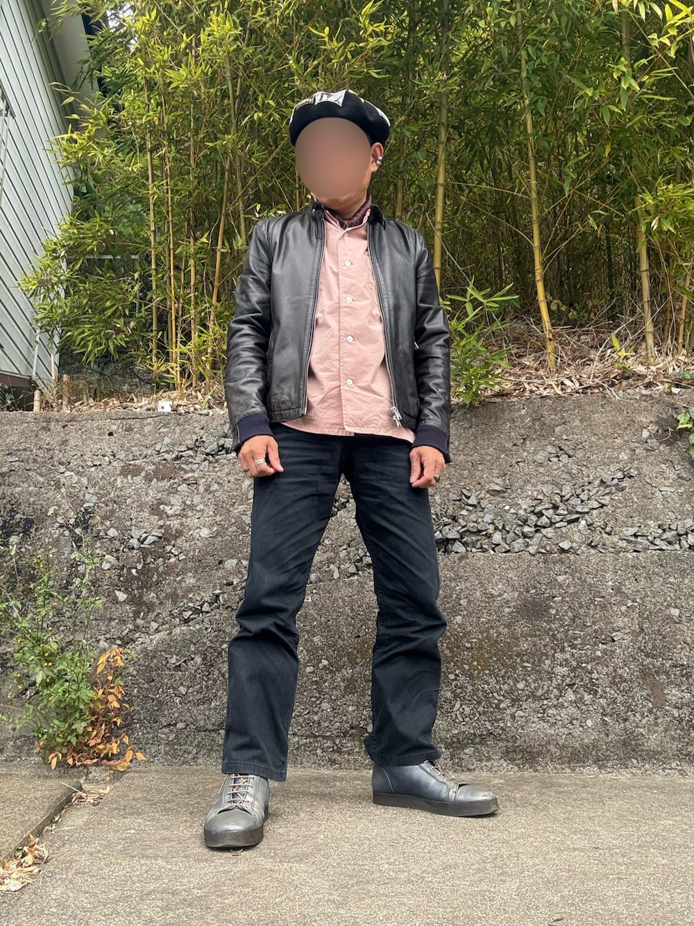 ピンク系のシャツ/ブラウス、ブラック系のライダースジャケット、ブラック系のデニムパンツを着用したメンズの秋コーディネートの1枚目の写真