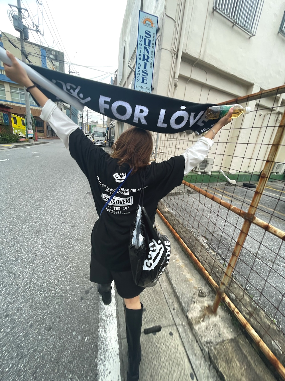 ブラック系のTシャツ/カットソーを着用したレディースの冬コーディネートの1枚目の写真