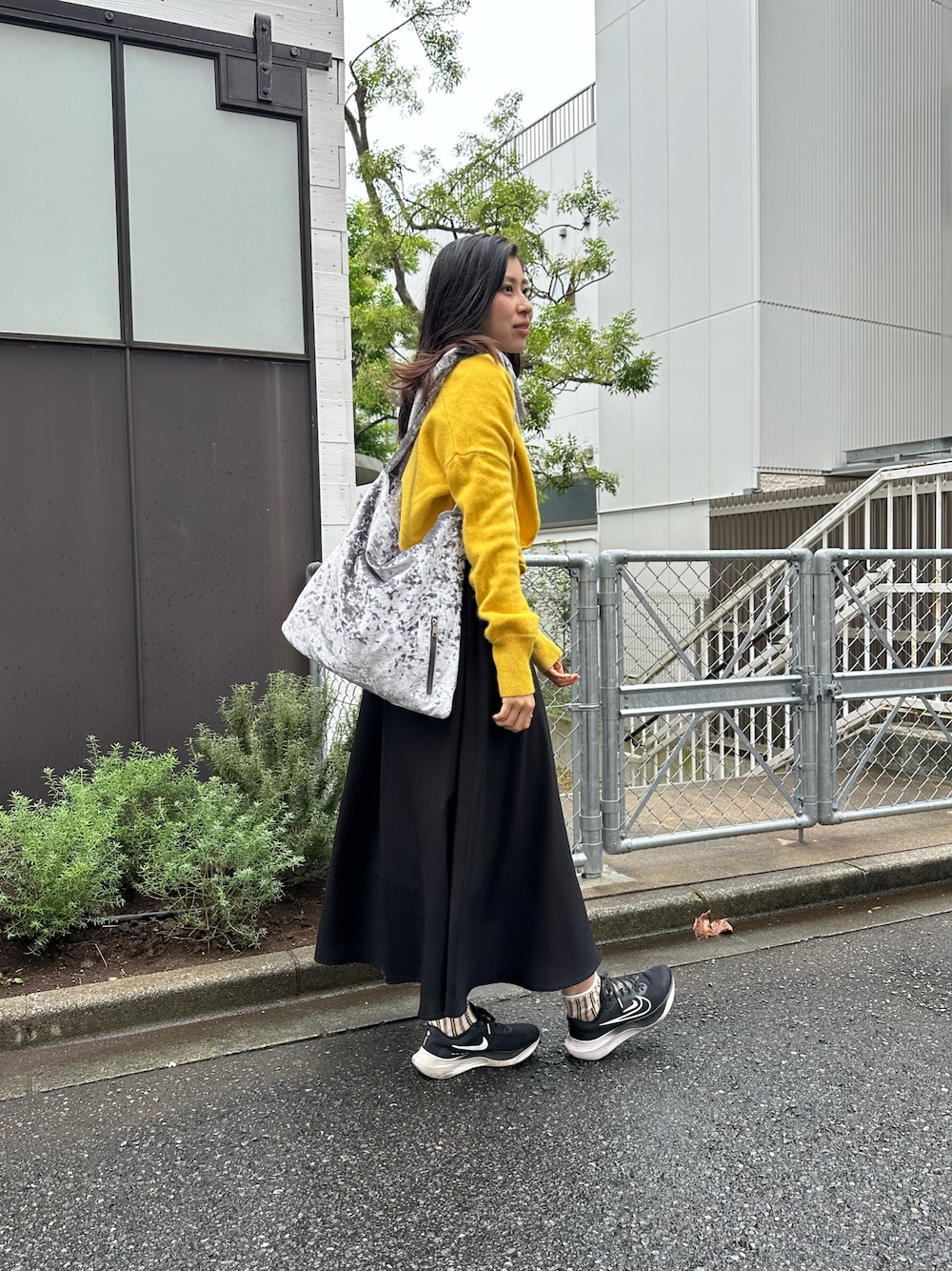 「オトナカジュアル、秋カラー、秋冬、ラクチンコーデ、おでかけコーデ、黄色カーディガン、黒ワンピ、スニーカーコーデ、骨格ナチュラル、ブルべ夏」｜「Actuallyのクラッシュベロア ワンハンドルバッグ（トートバッグ、グレー系）」を使った、Konomiさん（骨格ナチュラル・レディース・170cm）の秋コーディネートの1枚目の写真