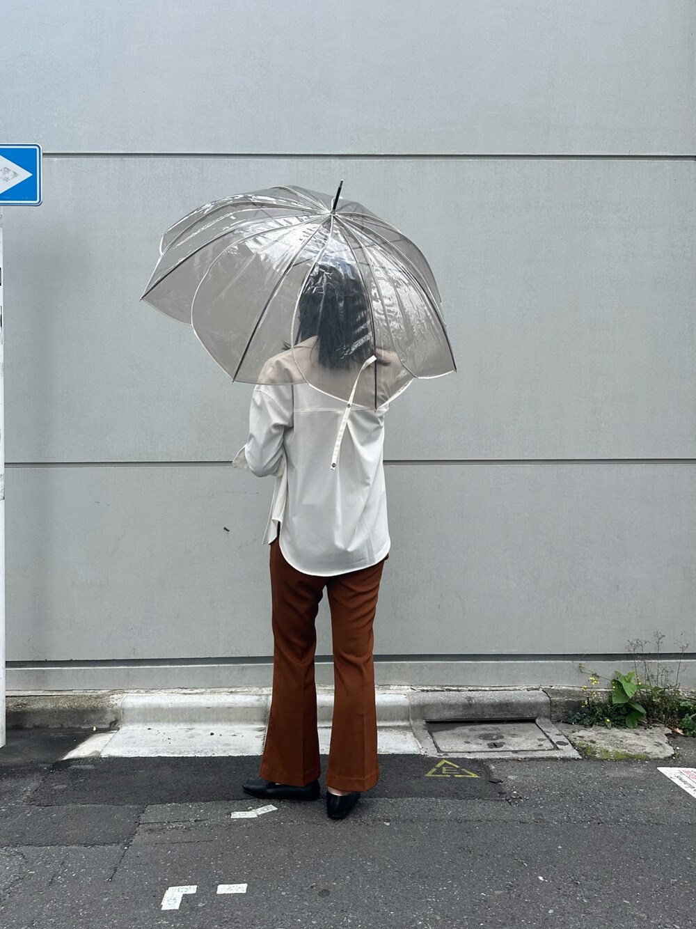 「シンプルスタイル、雨の日コーデ、白シャツ、ブラウンパンツ、高身長、骨格ナチュラル、高身長コーデ」｜「Actuallyのクリアアンブレラ カラーパイピング（長傘、ブラウン系）」を使った、Konomiさん（骨格ナチュラル・レディース・170cm）の春コーディネートの1枚目の写真