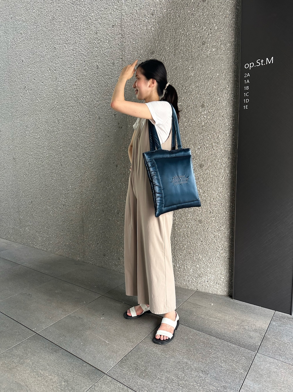 「大人女子、秋カラー、オフィスカジュアル、20代コーデ、白Tシャツ、骨格ナチュラル、ブルべ夏」｜「Actuallyの中綿スクエアトート（トートバッグ、ブルー系）」を使った、Konomiさん（骨格ナチュラル・レディース・170cm）の秋コーディネートの1枚目の写真