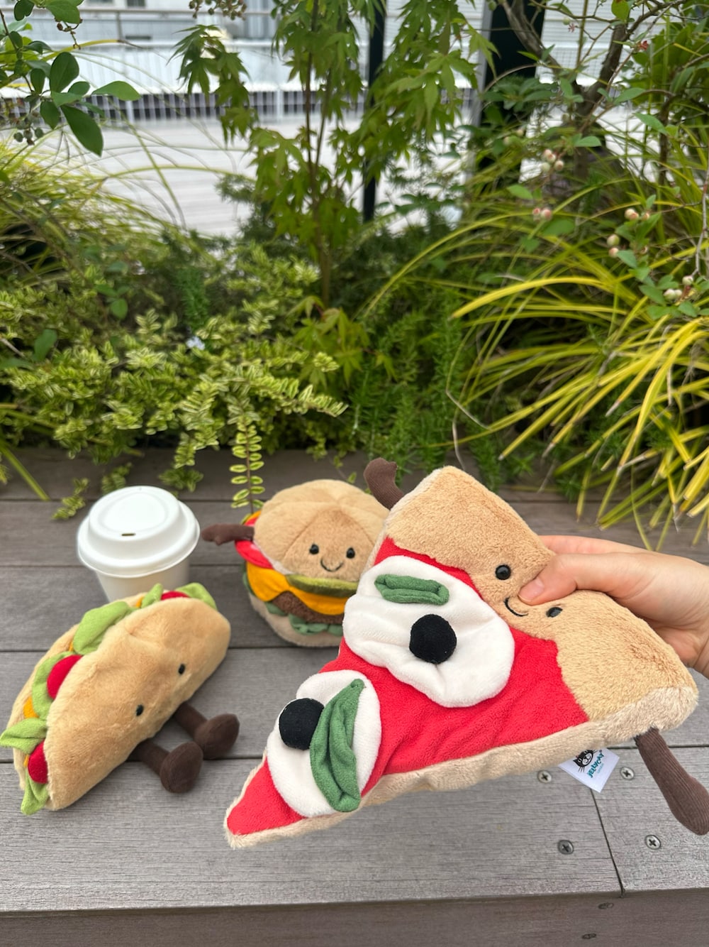 「BIRTHDAY BAR、jellycat、ベビー、ベビーアイテム、雑貨、ギフト、インテリア雑貨、シンプルコーデ、カジュアルコーデ、高身長女子、高身長、オフィスカジュアル」｜「BIRTHDAY BARのJELLYCAT Amuseable Burger ハンバーガー ぬいぐるみ（フィギュア、その他）」を使った、Konomiさん（骨格ナチュラル・レディース・170cm）の夏コーディネートの1枚目の写真