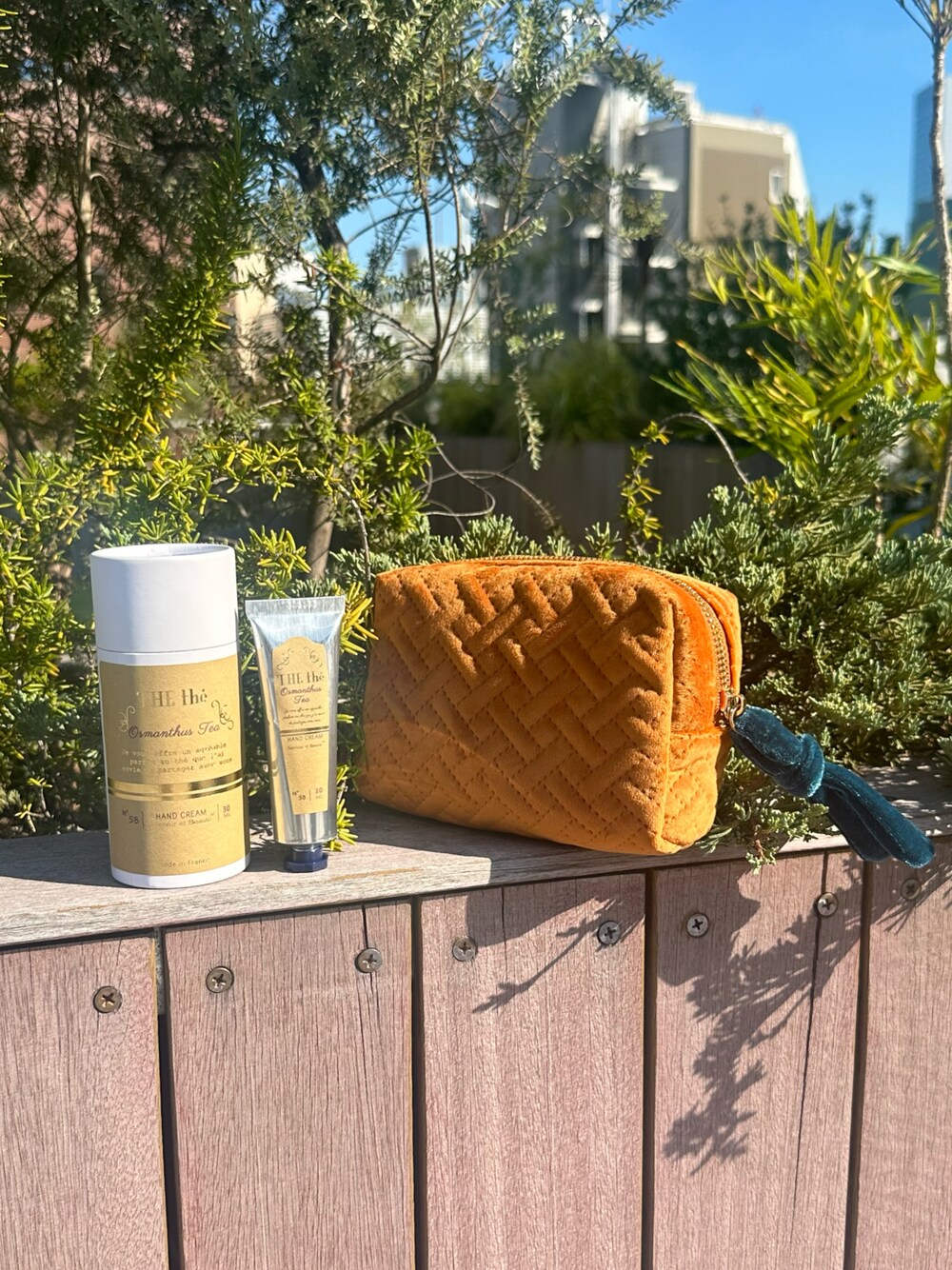 「BIRTHDAY BAR、ハンドクリーム、金木犀、キンモクセイ、ポーチ、秋色、ベロア、シンプル、ブルベ夏」｜「BIRTHDAY BARのベロアキルト スクエアポーチ（ポーチ、オレンジ系）」を使った、Konomiさん（骨格ナチュラル・レディース・170cm）の夏コーディネートの1枚目の写真