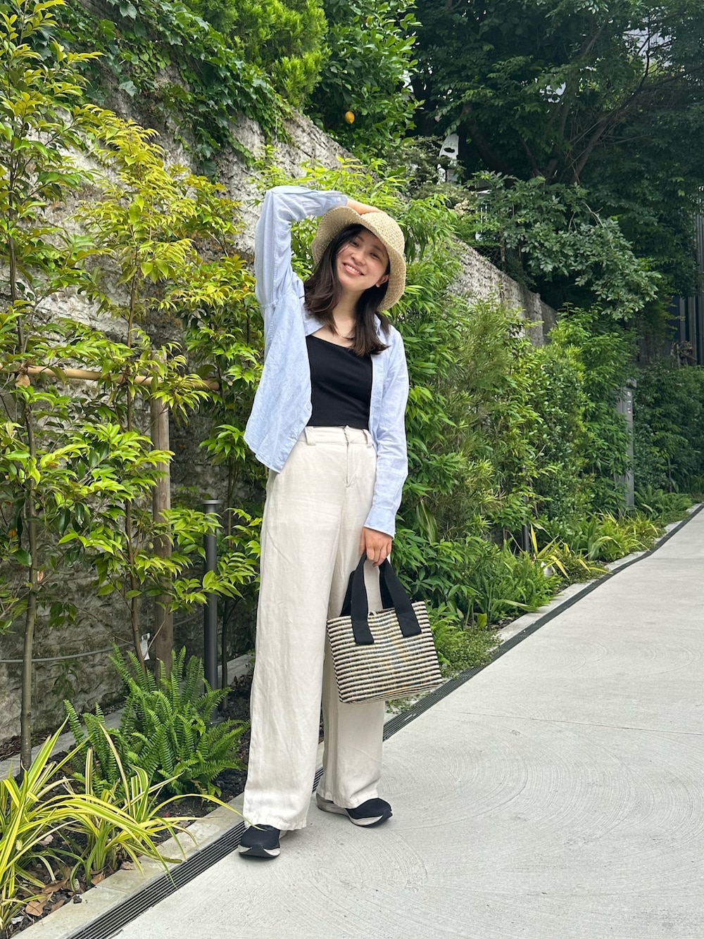 「夏コーデ、オトナ女子、シンプル、夏ファッション、パンツコーデ、黒スニーカー、白パンツ、ハットコーデ、かごバッグ」｜「Actuallyの手編みペーパーハット（ハット、ベージュ系）」を使った、Konomiさん（骨格ナチュラル・レディース・170cm）の夏コーディネートの1枚目の写真
