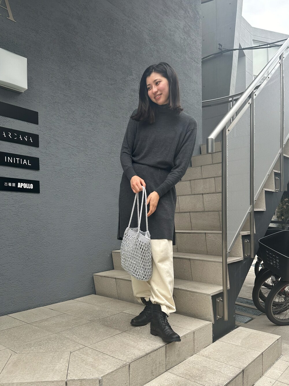「シンプルスタイル、スウェットパンツ、スウェットコーデ、20代コーデ、カジュアルコーデ、高身長女子、高身長、骨格ナチュラル」｜「Actuallyのメタリックコードヤーン トートバッグ（トートバッグ、シルバー系）」を使った、Konomiさん（骨格ナチュラル・レディース・170cm）の春コーディネートの1枚目の写真
