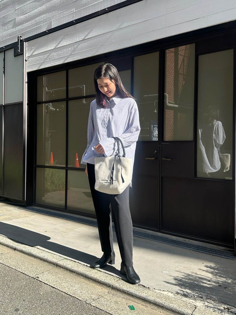 「秋のコーデ、シンプルコーデ、秋服、着回しコーデ、ゆったりコーデ、大人カジュアル、骨格ナチュラル、ストライプシャツ」｜「un dix corsのアイテム（シャツ/ブラウス、ブルー系）」を使った、Konomiさん（骨格ナチュラル・レディース・170cm）の秋コーディネートの1枚目の写真