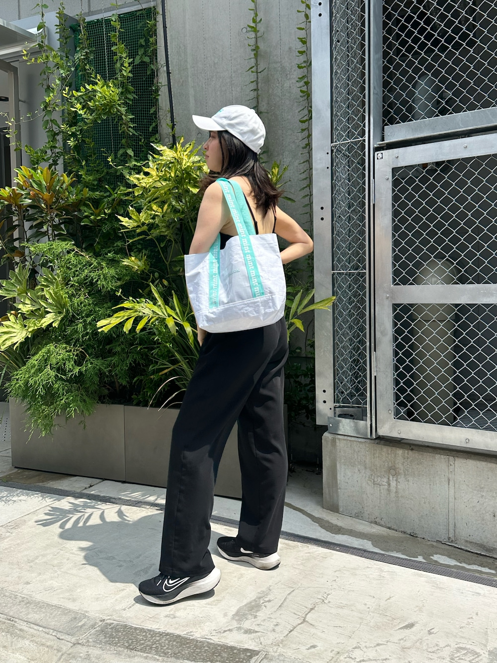 「夏コーデ、さらっと晴れやかスナップ、大人カジュアル、ラフコーデ、骨格ナチュラル、ブルベ夏、ブラックコーデ、黒パンツ、黒スニーカー、白キャップ」｜「BIRTHDAY BARのmentos レジャートートバッグ（トートバッグ、ブルー系）」を使った、Konomiさん（骨格ナチュラル・レディース・170cm）の夏コーディネートの1枚目の写真