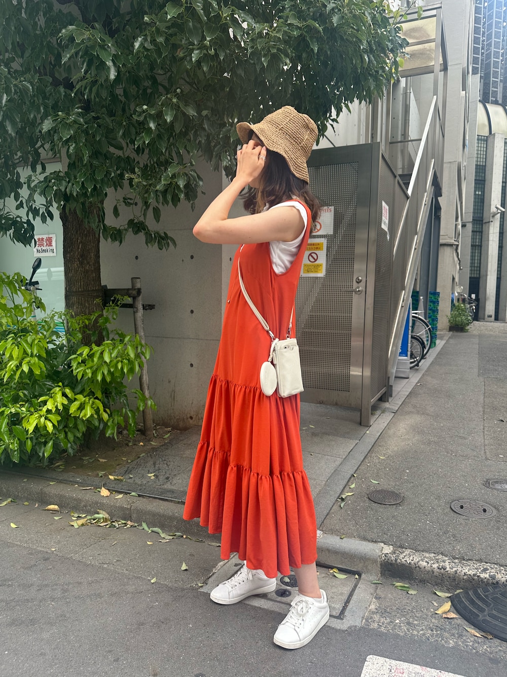 「夏服コーデ、ラクチンコーデ、オトナカジュアル、夏コーデ、お出かけコーデ、高身長女子、高身長コーデ、骨格ナチュラル、ブルベ夏、キレイめコーデ」｜「Actuallyのフェイクレザー お財布モバイルショルダー（ショルダーバッグ、ホワイト系）」を使った、Konomiさん（骨格ナチュラル・レディース・170cm）の夏コーディネートの1枚目の写真