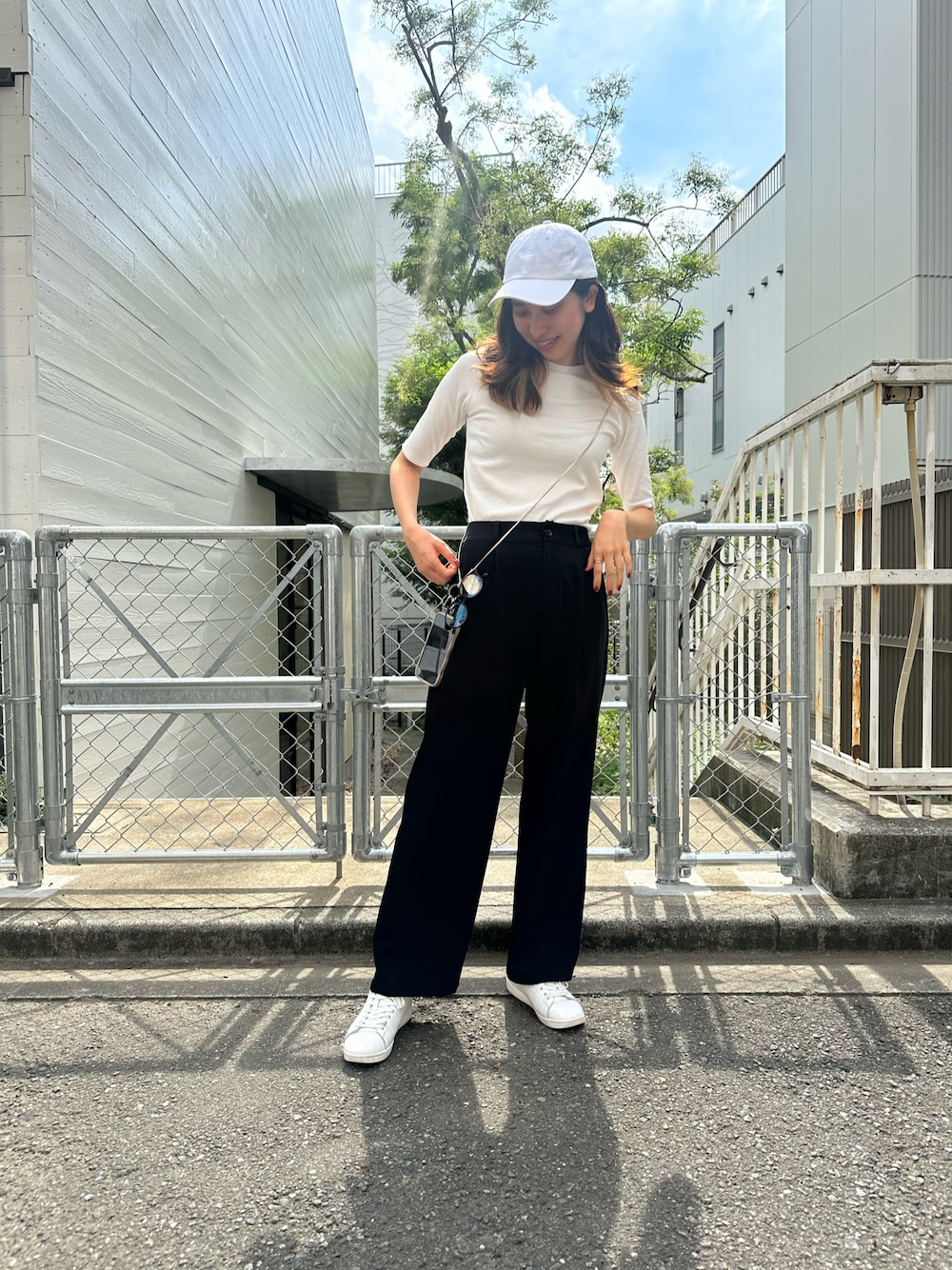 「楽チンコーデ、カジュアル、モノトーンコーデ、カジュアルコーデ、黒パンツ、高身長女子、骨格ナチュラル、おでかけコーデ、シンプルコーデ」｜「LOUNGEDRESSのアイテム（Tシャツ/カットソー、ホワイト系）」を使った、Konomiさん（骨格ナチュラル・レディース・170cm）の秋コーディネートの1枚目の写真