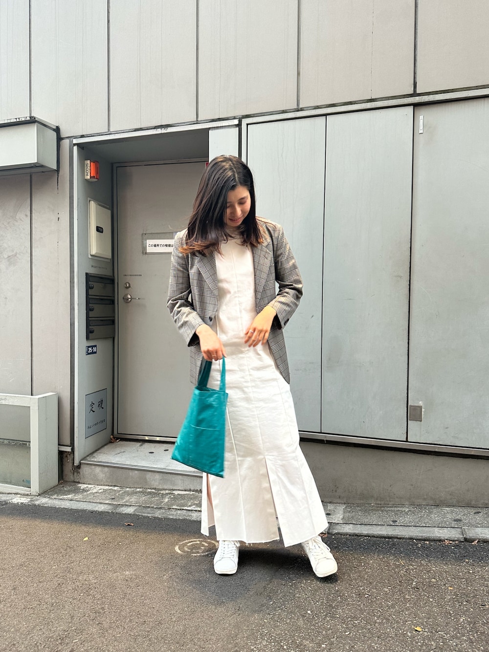 「大人コーデ、シンプル、休日スタイル、秋冬、白ワンピース、ジャケット、ワンピーススタイル、骨格ナチュラル、ブルベ夏、20代コーデ、グリーンバッグ、キレイめコーデ」｜「Phlannelのアイテム（ジャケット/アウター、その他）」を使った、Konomiさん（骨格ナチュラル・レディース・170cm）の秋コーディネートの1枚目の写真