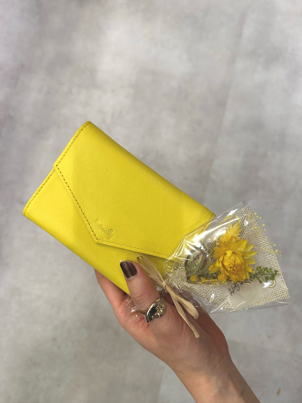 「BIRTHDAY BAR、actually、ウォレット、財布、ミモザ、ワンポイント」｜「Actuallyのカウレザーウォレット B7サイズ（財布、イエロー系）」を使った、Konomiさん（骨格ナチュラル・レディース・170cm）の冬コーディネートの1枚目の写真