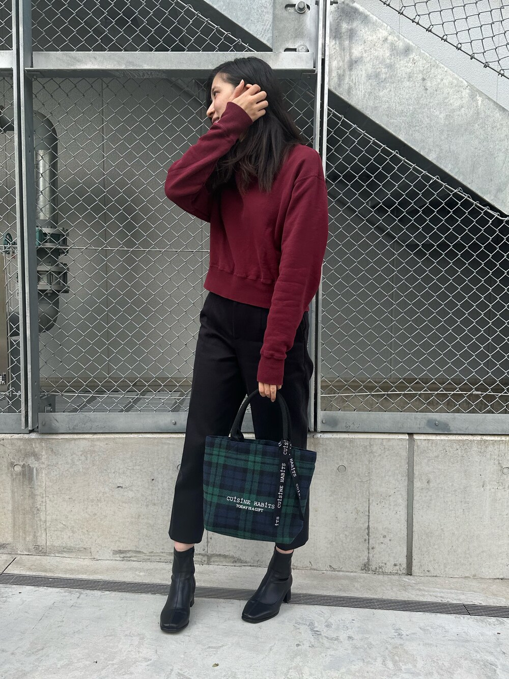「お出かけコーデ、秋のコーデ、パンツスタイル、秋服、骨格ナチュラル、ブルべ夏、高身長コーデ、ミニバッグ」｜「CUISINE HABITSのHORIZONTAL CHECK TOTE（トートバッグ、グリーン系）」を使った、Konomiさん（骨格ナチュラル・レディース・170cm）の秋コーディネートの1枚目の写真