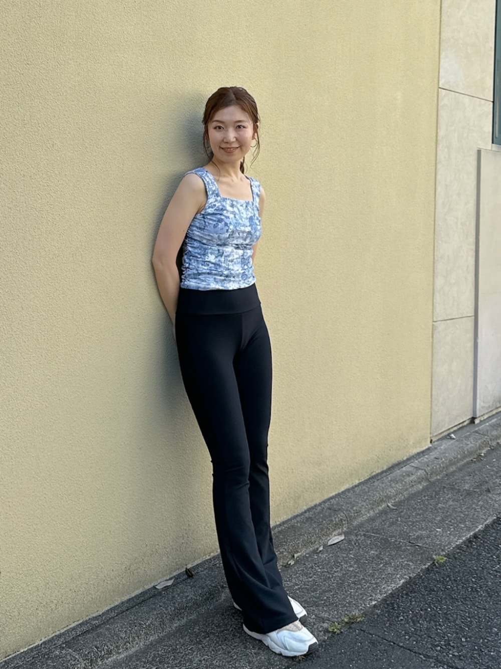 ブラック系のその他パンツ、ブルー系のその他トップスを着用したレディースの秋コーディネートの1枚目の写真