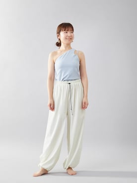 「Julier Yoga and Relax（ジュリエヨガアンドリラックス）のJulier YOGA FITアシメミドルトップス（その他トップス、ブルー系）」を使った、Julierさん（レディース・170cm）の春コーディネート