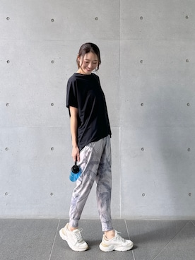 「Julier Yoga and Relax（ジュリエヨガアンドリラックス）のJulier palm treeプリントギャザーパンツ（その他パンツ、ベージュ系）」を使った、Julierさん（レディース・170cm）の春コーディネート