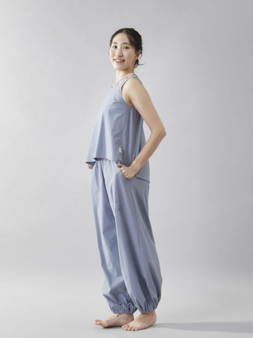 ブルー系のその他トップス、ブルー系のその他パンツを着用したレディースの夏コーディネートの1枚目の写真