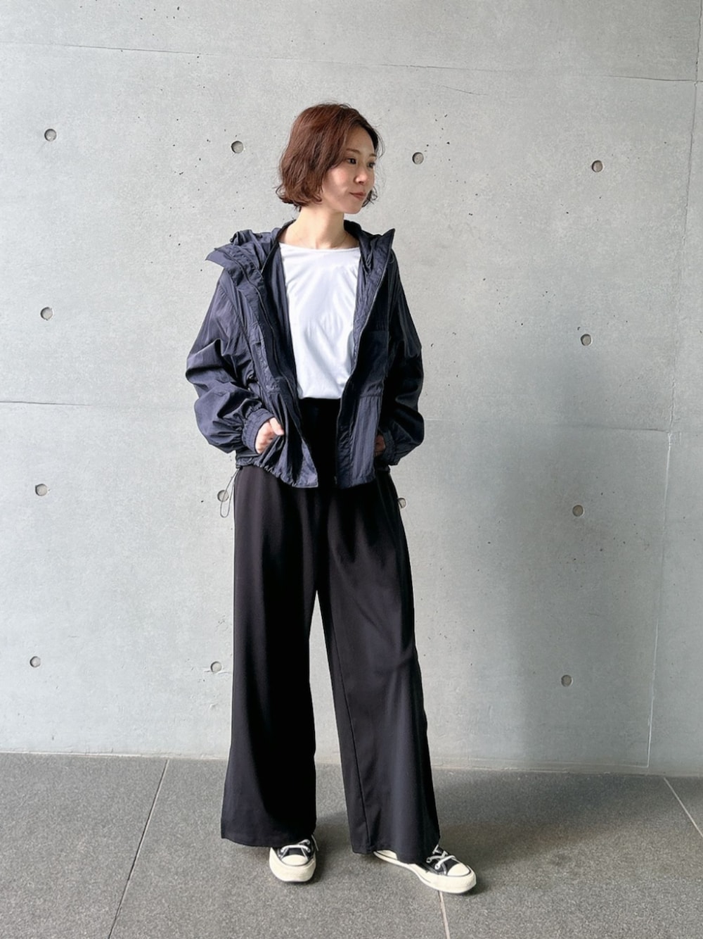 ホワイト系のTシャツ/カットソー、ブラック系のその他パンツを着用したレディースの春コーディネートの1枚目の写真