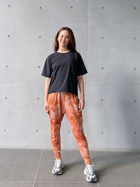 「Julier Yoga and Relax（ジュリエヨガアンドリラックス）のJulier palm treeプリントギャザーパンツ（その他パンツ、オレンジ系）」を使った、Julierさん（レディース・170cm）の春コーディネート