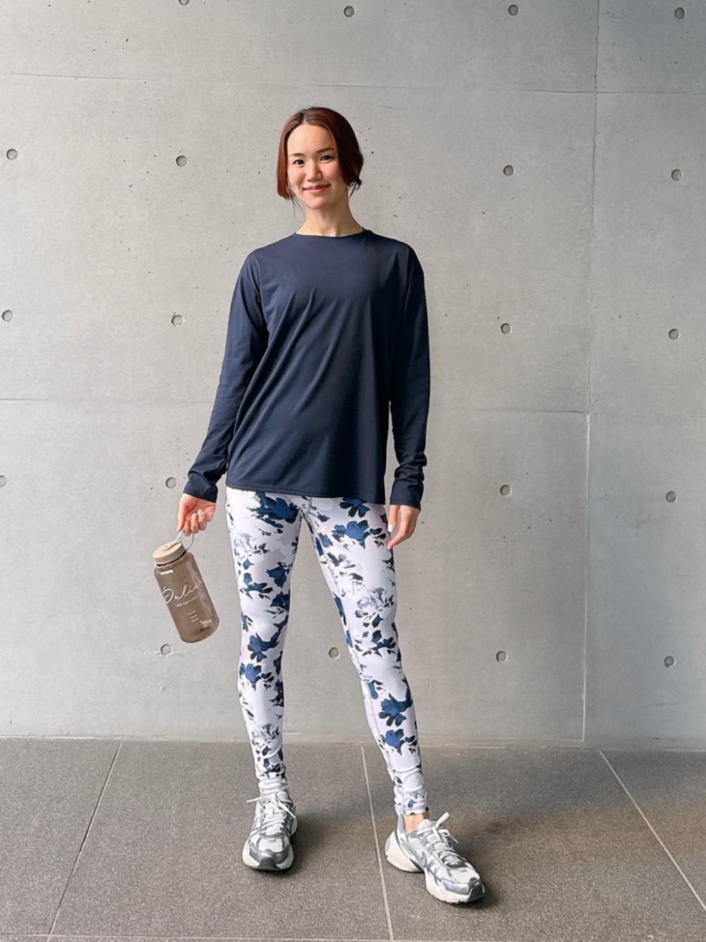 ブルー系のTシャツ/カットソー、パープル系のレギンス/スパッツを着用したレディースの春コーディネートの1枚目の写真