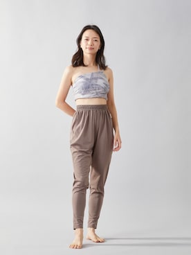 「Julier Yoga and Relax（ジュリエヨガアンドリラックス）のJulier (定番)Ecocoギャザーパンツ（その他パンツ、ベージュ系）」を使った、Julierさん（レディース・170cm）の春コーディネート
