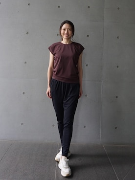 「Julier Yoga and Relax（ジュリエヨガアンドリラックス）のJulier (定番)Ecocoギャザーパンツ（その他パンツ、ブラック系）」を使った、Julierさん（レディース・160cm）の夏コーディネート