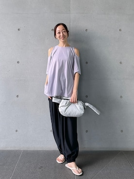 「Julier Yoga and Relax（ジュリエヨガアンドリラックス）のJulier パフィー撥水ボディバッグ（ボディバッグ/ウエストポーチ、グレー系）」を使った、Julierさん（レディース・170cm）の春コーディネート