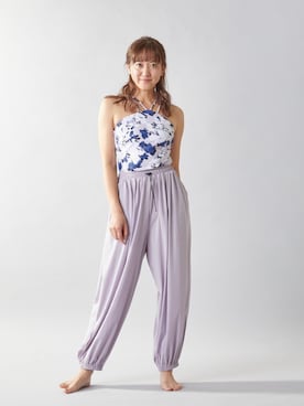 「Julier Yoga and Relax（ジュリエヨガアンドリラックス）のJulier flash flowerプリントキャミソール（キャミソール、パープル系）」を使った、Julierさん（レディース・170cm）の春コーディネート
