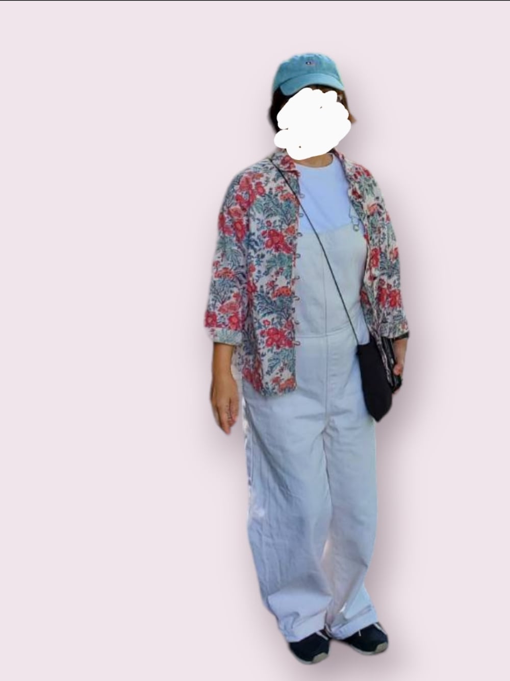 「柄シャツ、サロペット、夏コーデ、旅行」｜「NEW BALANCEのアイテム（スニーカー、ブルー系）」を使った、ｂｅｂｅさん（レディース・150cm）の夏コーディネートの1枚目の写真