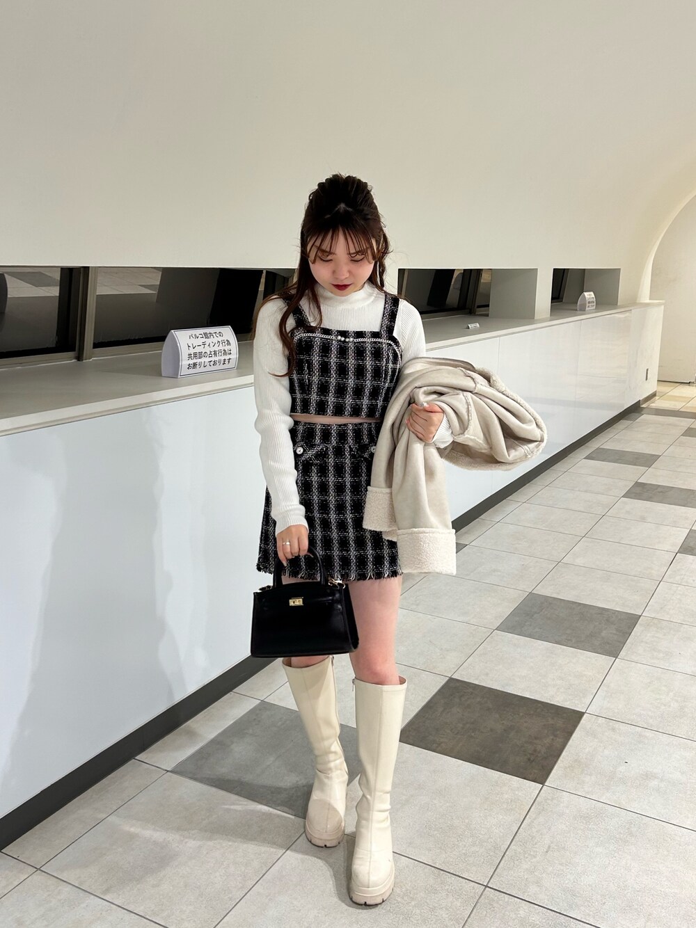 「ファッションを楽しもう、コート、冬コーデ、ニット、韓国ファッション、休日スタイル、おしゃれさんと繋がりたい、セットアップ、ビスチェ、ミニスカート、ロングブーツ」｜「OLIVE des OLIVEのPinna girl　ビスチェセットアップ　1032090310（ワンピース、ブラック系）」を使った、natsutsunaaaさん（レディース・157cm）の秋コーディネートの1枚目の写真