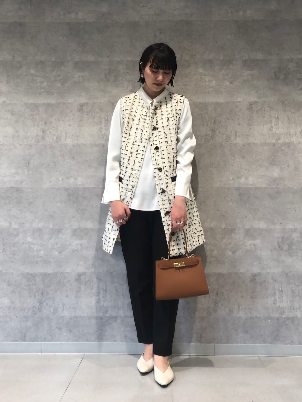 ホワイト系のシャツ/ブラウス、ホワイト系のワンピース、ブラック系のその他パンツを着用したレディースの冬コーディネートの1枚目の写真