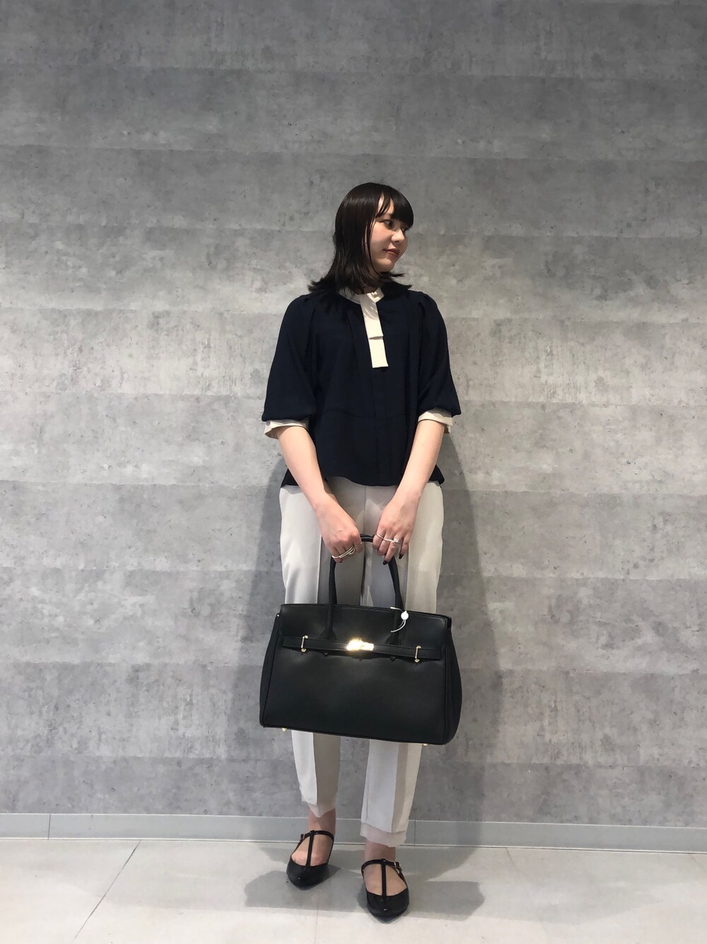 ブルー系のシャツ/ブラウス、ベージュ系のその他パンツ、ブラック系のショルダーバッグを着用したレディースの夏コーディネートの1枚目の写真