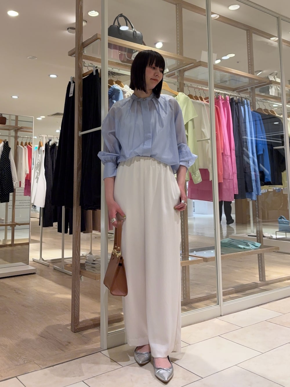 「ブラウス、シア―ブラウス、バンドカラー、タンクトップ、パンツ、セミワイドパンツ、バッグ、レザーバッグ、チョーカー、チョーカーネックレス、シルバーアクセサリー、通勤コーデ、おでかけコーデ、大人カジュアル、ノーリーズ」｜「NOLLEY’Sの2wayCLASSICショルダーバッグM（ショルダーバッグ、イエロー系）」を使った、SHIOMIさん（レディース・164cm）の春コーディネートの1枚目の写真