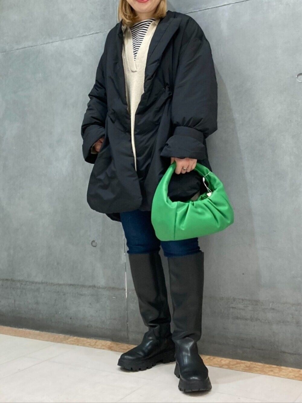 ブラック系のダウンジャケット/コート、ベージュ系のニット/セーター、ホワイト系のTシャツ/カットソーを着用したレディースの冬コーディネートの1枚目の写真