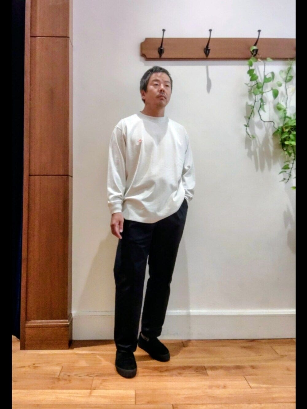 ホワイト系のTシャツ/カットソー、ブルー系のチノパンツを着用したメンズの秋コーディネートの1枚目の写真