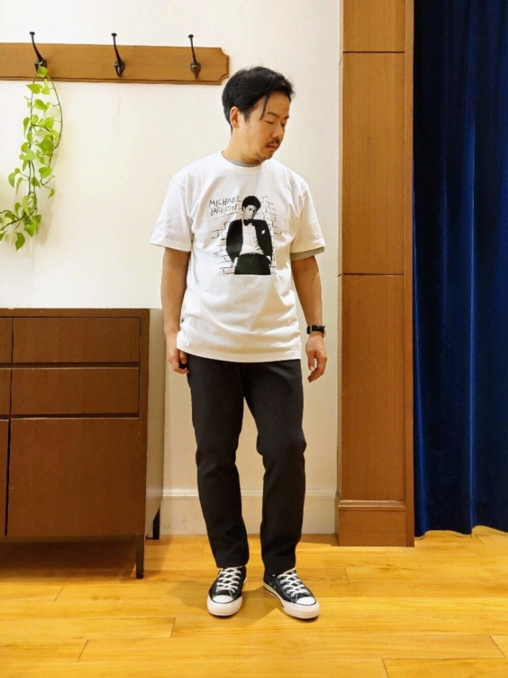 ホワイト系のTシャツ/カットソー、グレー系のその他パンツ、ブラック系のスニーカーを着用したメンズの春コーディネートの1枚目の写真