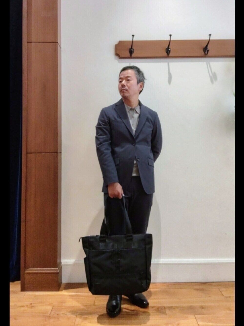 ブルー系のテーラードジャケット、ブルー系のその他パンツ、ベージュ系のニット/セーターを着用したメンズの秋コーディネートの1枚目の写真