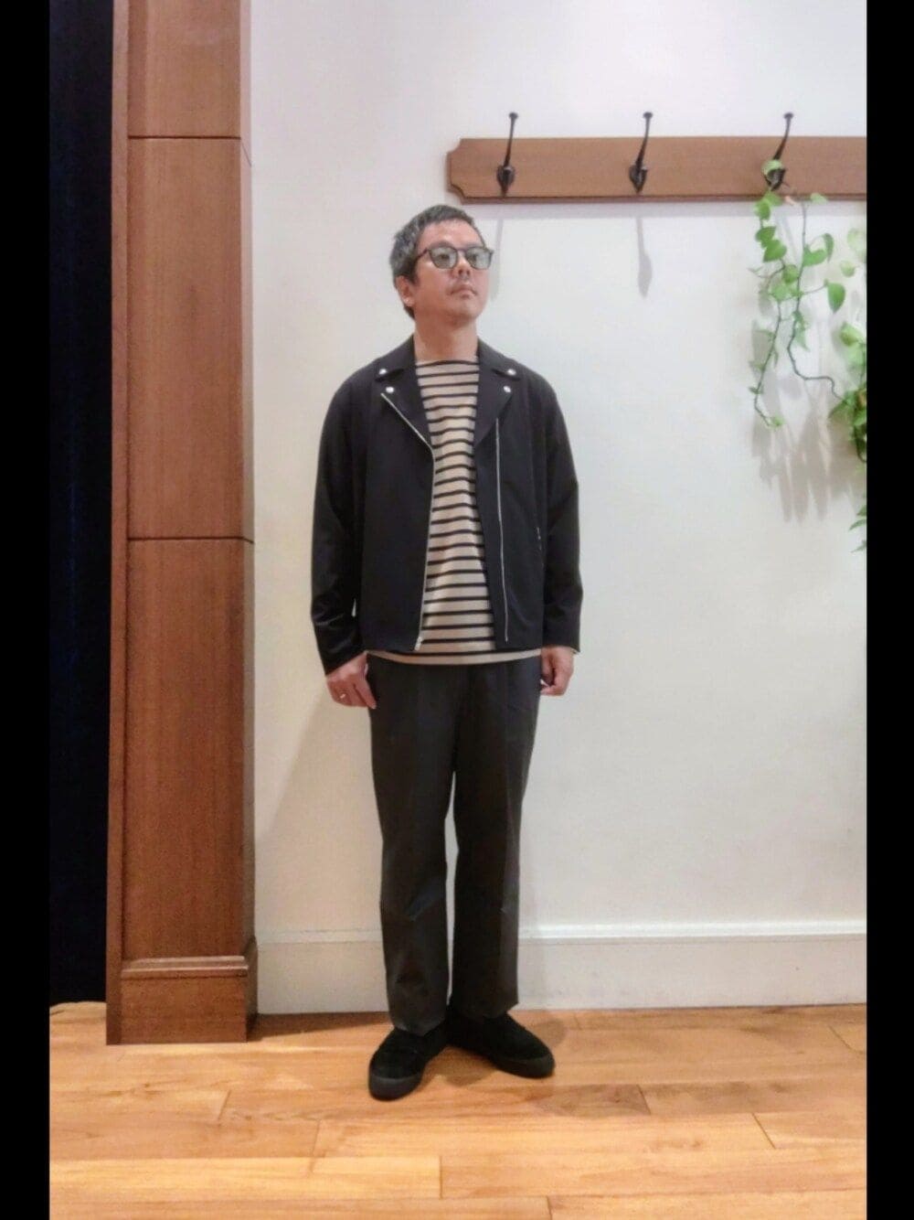 ブルー系のブルゾン、ベージュ系のTシャツ/カットソー、グレー系のチノパンツを着用したメンズの秋コーディネートの1枚目の写真