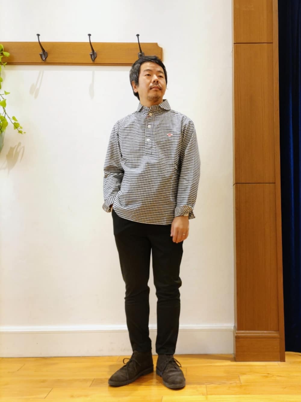 ブラック系のシャツ/ブラウス、ブラック系のチノパンツを着用したメンズの春コーディネートの1枚目の写真