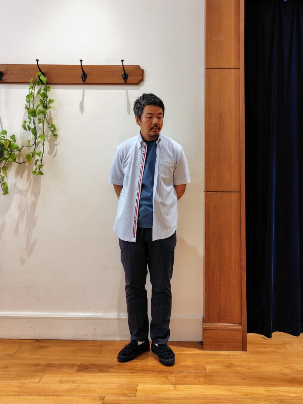 ブルー系のシャツ/ブラウス、ブルー系のTシャツ/カットソー、ブルー系のその他パンツを着用したメンズの春コーディネートの1枚目の写真