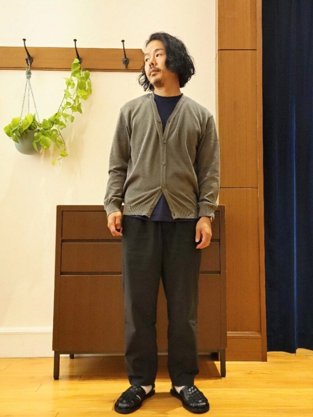グレー系のカーディガン/ボレロ、ブラック系のサンダルを着用したメンズの春コーディネートの1枚目の写真