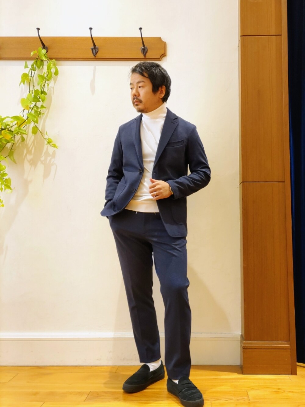 「NOLLEY'S、ノーリーズ、NOLLEY'S&goodman、ノーリーズグッドマン、INFITEX、オフィスカジュアル、ビジネスカジュアル、ビジネススタイル、ビジネスコーデ、タートルネック、春コーデ、お出かけコーデ、春服、テーラードジャケット」｜「NOLLEY’Sの《セットアップ/ビジカジ対応》ハニカムジャージ イージージャケット（テーラードジャケット、ブルー系）」を使った、RINさん（メンズ・167cm）の冬コーディネートの1枚目の写真