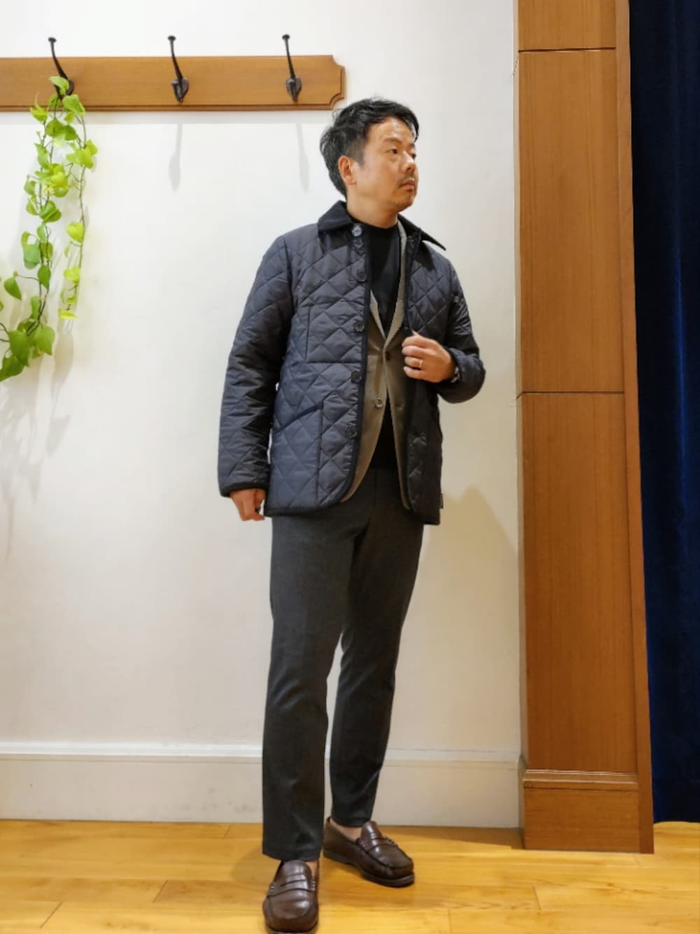 ブルー系のブルゾン、ブルー系のその他パンツ、ベージュ系のテーラードジャケットを着用したメンズの秋コーディネートの1枚目の写真