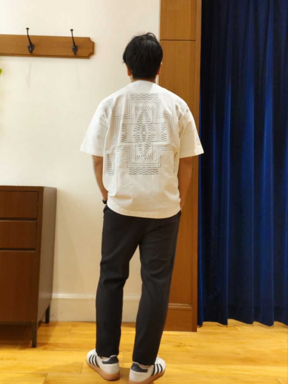 ホワイト系のTシャツ/カットソー、グレー系のその他パンツを着用したメンズの春コーディネートの1枚目の写真