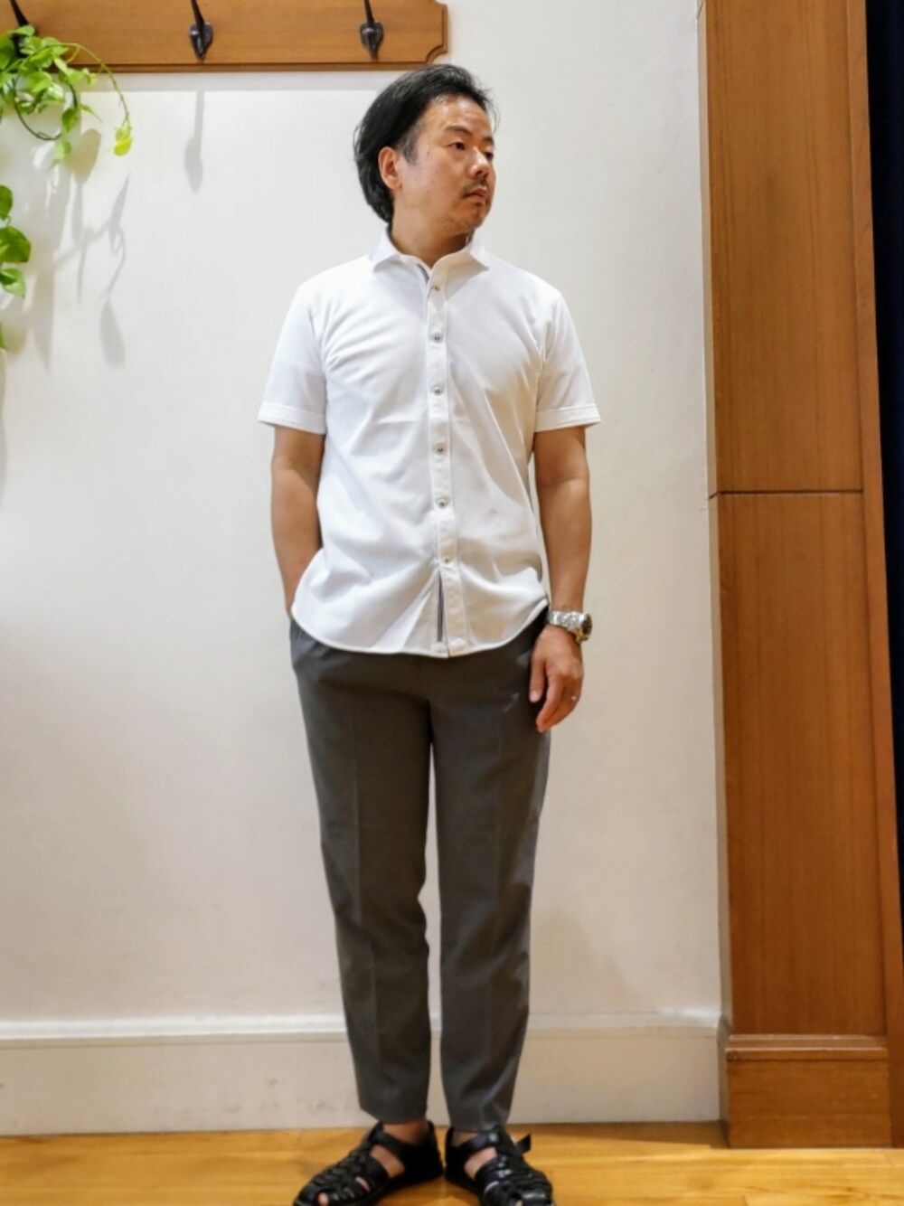 ホワイト系のシャツ/ブラウス、ブルー系のその他パンツを着用したメンズの夏コーディネートの1枚目の写真
