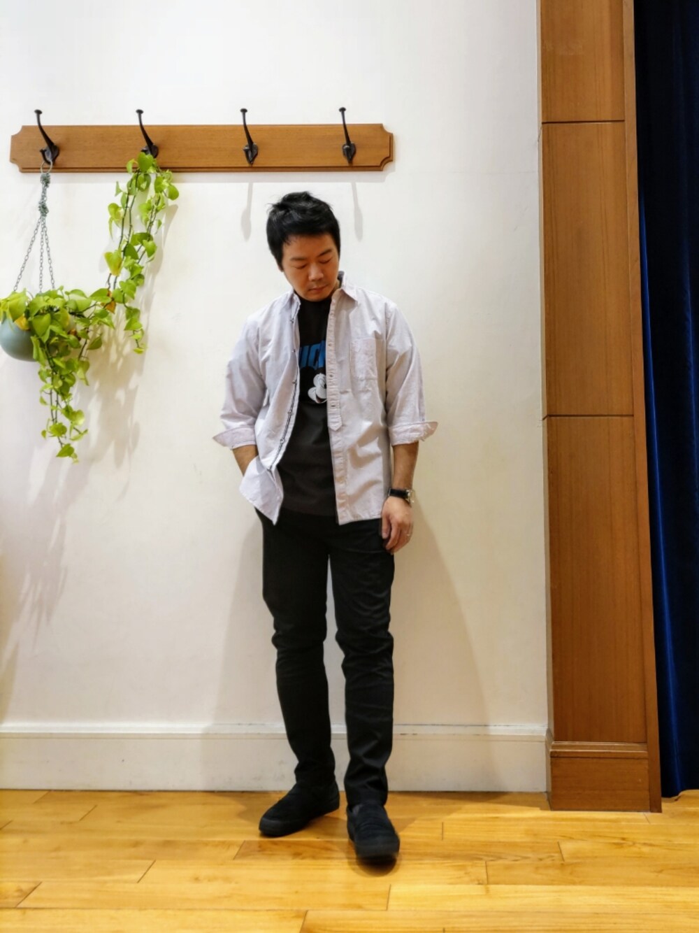 ピンク系のシャツ/ブラウス、ブラック系のTシャツ/カットソー、ブラック系のチノパンツを着用したメンズの春コーディネートの1枚目の写真