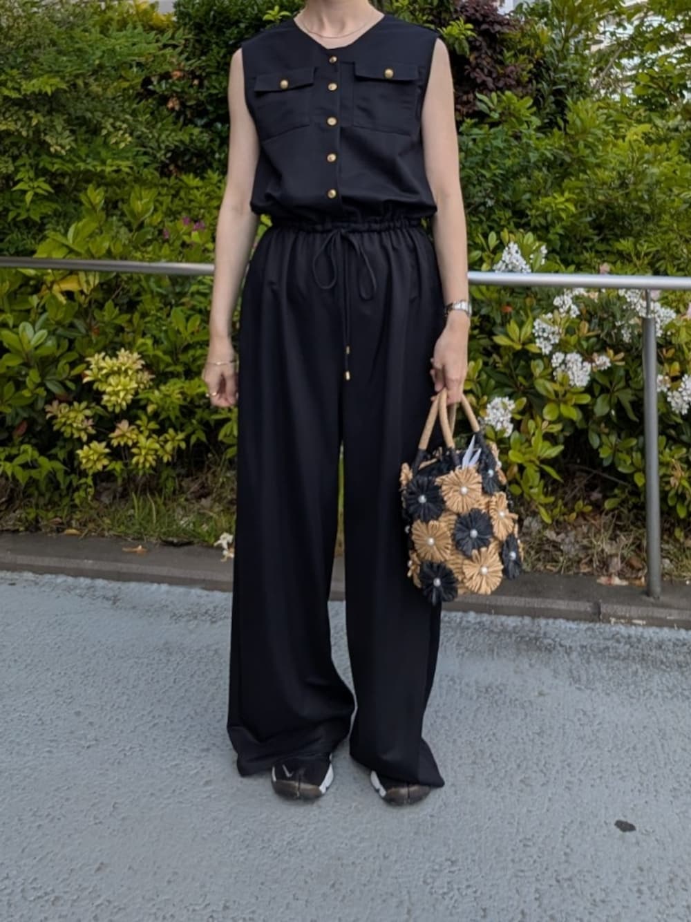 「春夏コーデ、大人カジュアルコーデ、ゆるコーデ、オトナカワイイ、大人コーデ、リラックススタイル、大人かわいい、夏服、スニーカーコーデ、ママファッション、春ファッション、スポーツミックス」｜「MICO COULIERのエステルカノコオールインワン（つなぎ/オールインワン、ブラック系）」を使った、ayumiさん（レディース・158cm）の春コーディネートの1枚目の写真